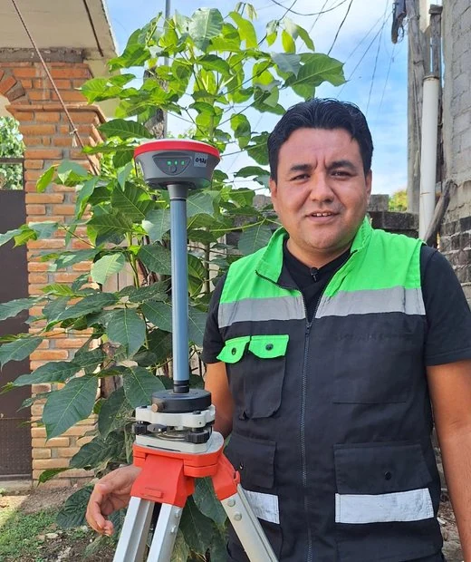 Ing. Adrián Pedro Cruz con equipo GNSS