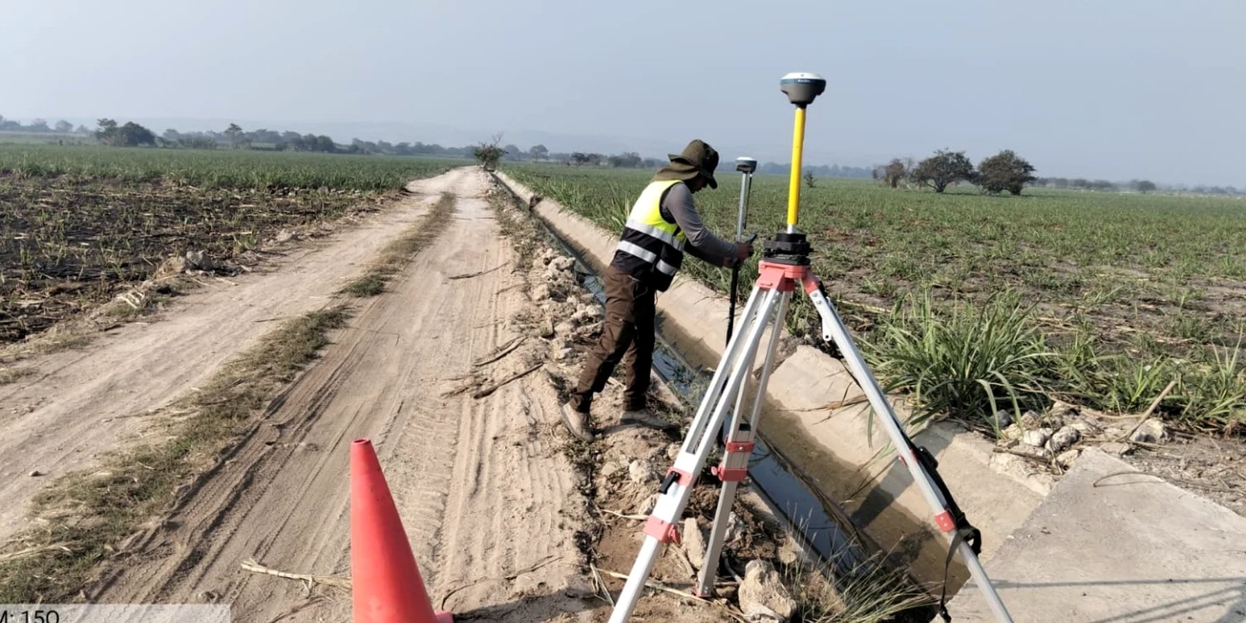 Topógrafo trabajando en campo con equipo GNSS