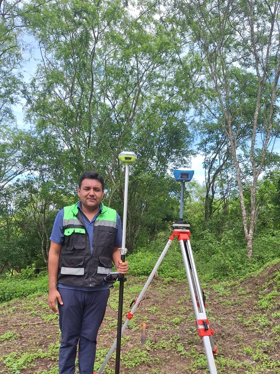 Trabajo real GeoMap con equipo GNSS en campo